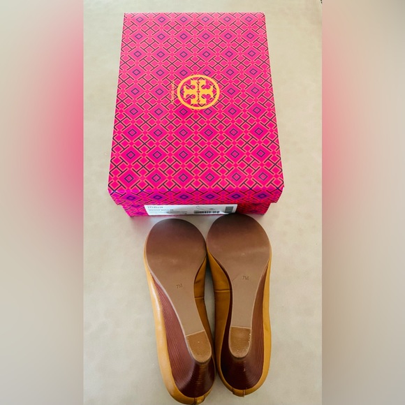 Tory Burch Caroline Wedge - Used - Size 7 - Tan/Dark Maple - Picture 7 of 8